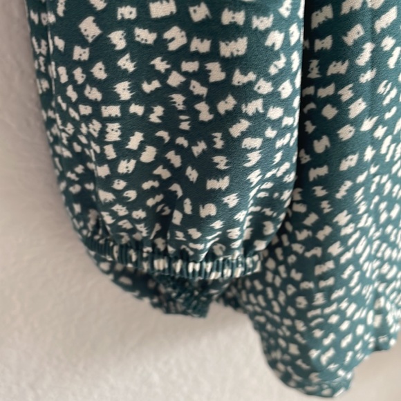 NWT dark green v-neck blouse with long sleeves. - Picture 5 of 8